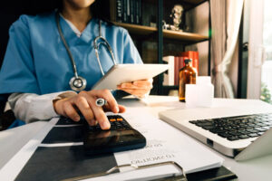 Como organizar processos contábeis no início do ano em empresas de saúde